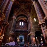 Questa � la parte della chiesa pi� spettacolare, l� dove volte, archi, capitelli...